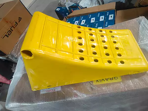 H2WC-10 WHEEL CHOCK PLASTIC 4.5kg — view 2